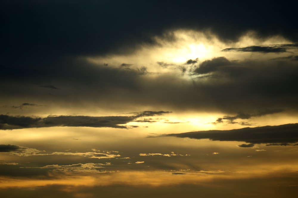 El sol brilla a través de las nubes en el cielo