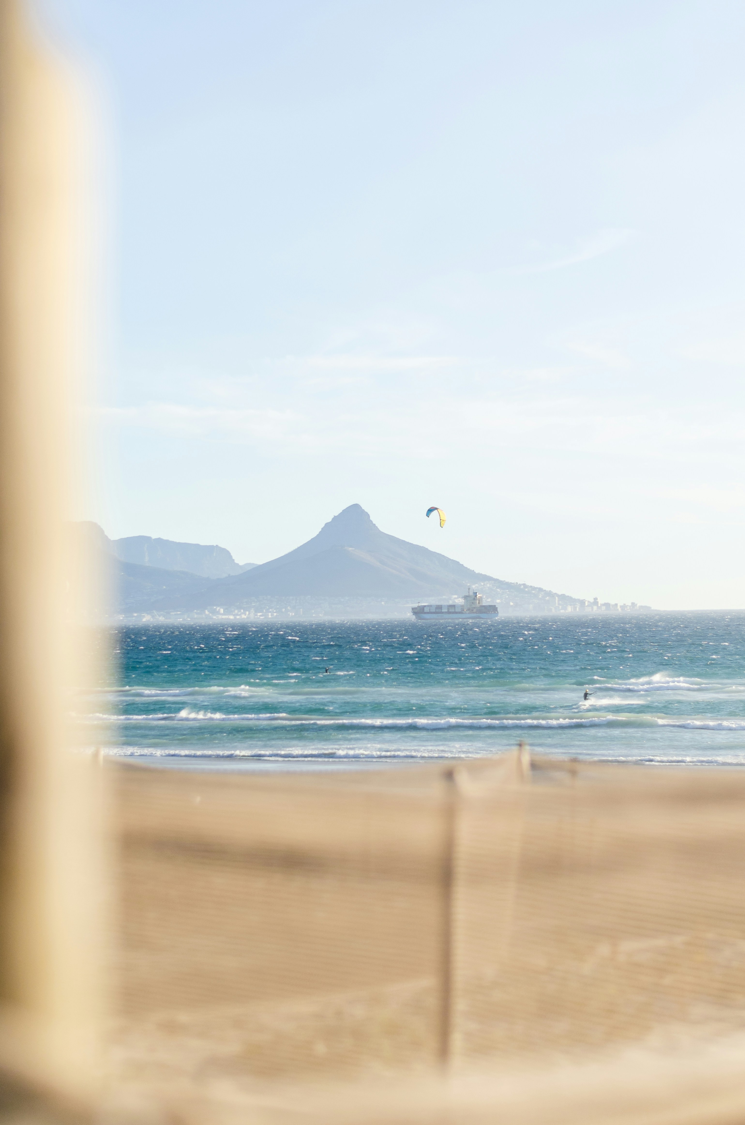 Una vista de una playa con una montaña en la distancia