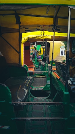 Side-by-side view of a remorque and a small tuk tuk, emphasizing the spaciousness and comfort of the remorque.