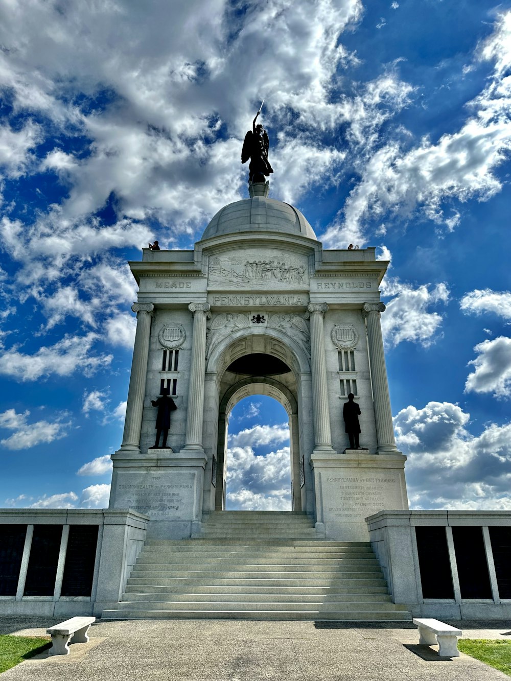 un monumento con una estatua encima