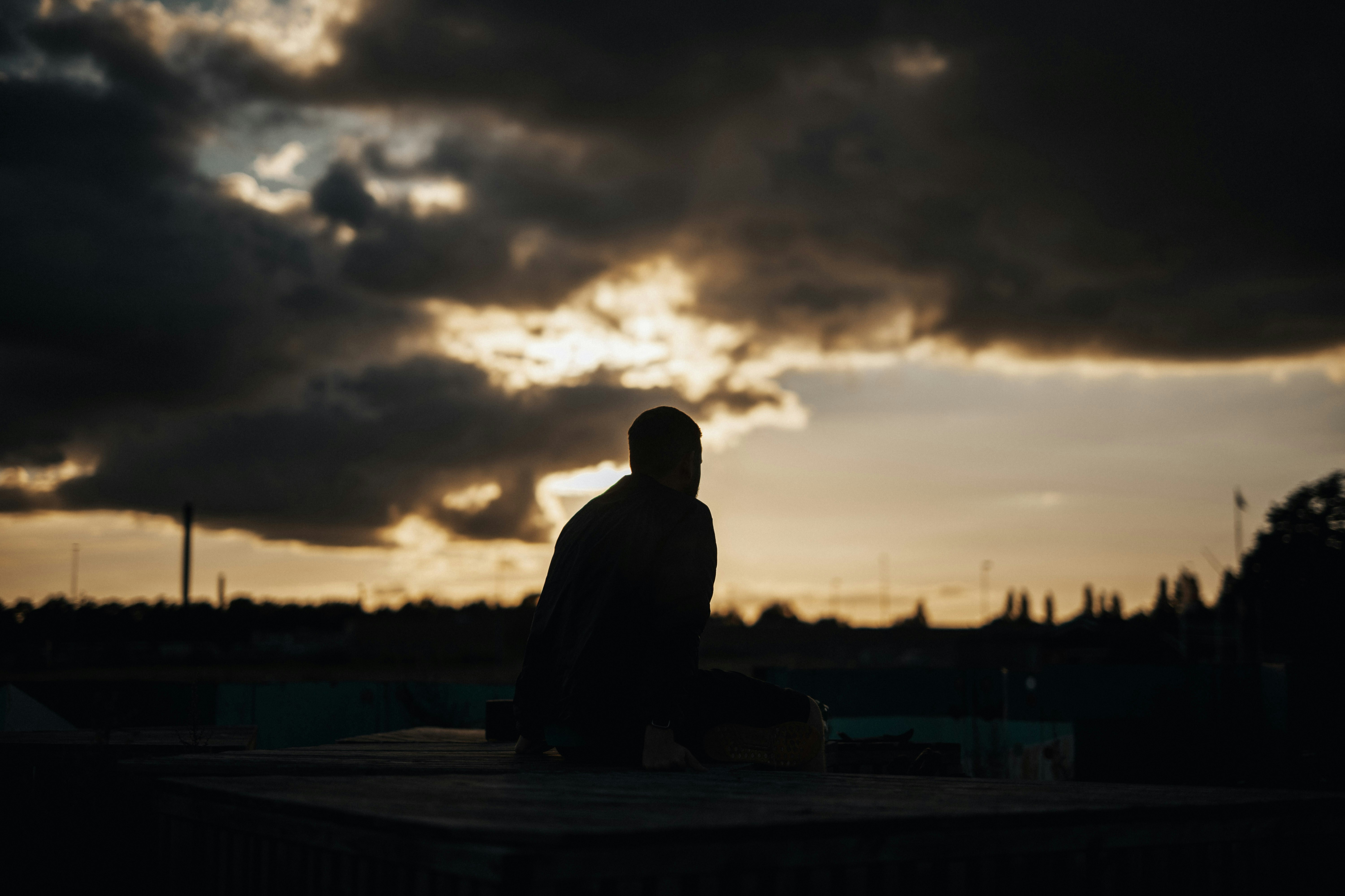 나무 탁자 위에 앉아 있는 남자의 실루엣 사진 – Unsplash의 무료 남자 이미지, image size:3000x2000