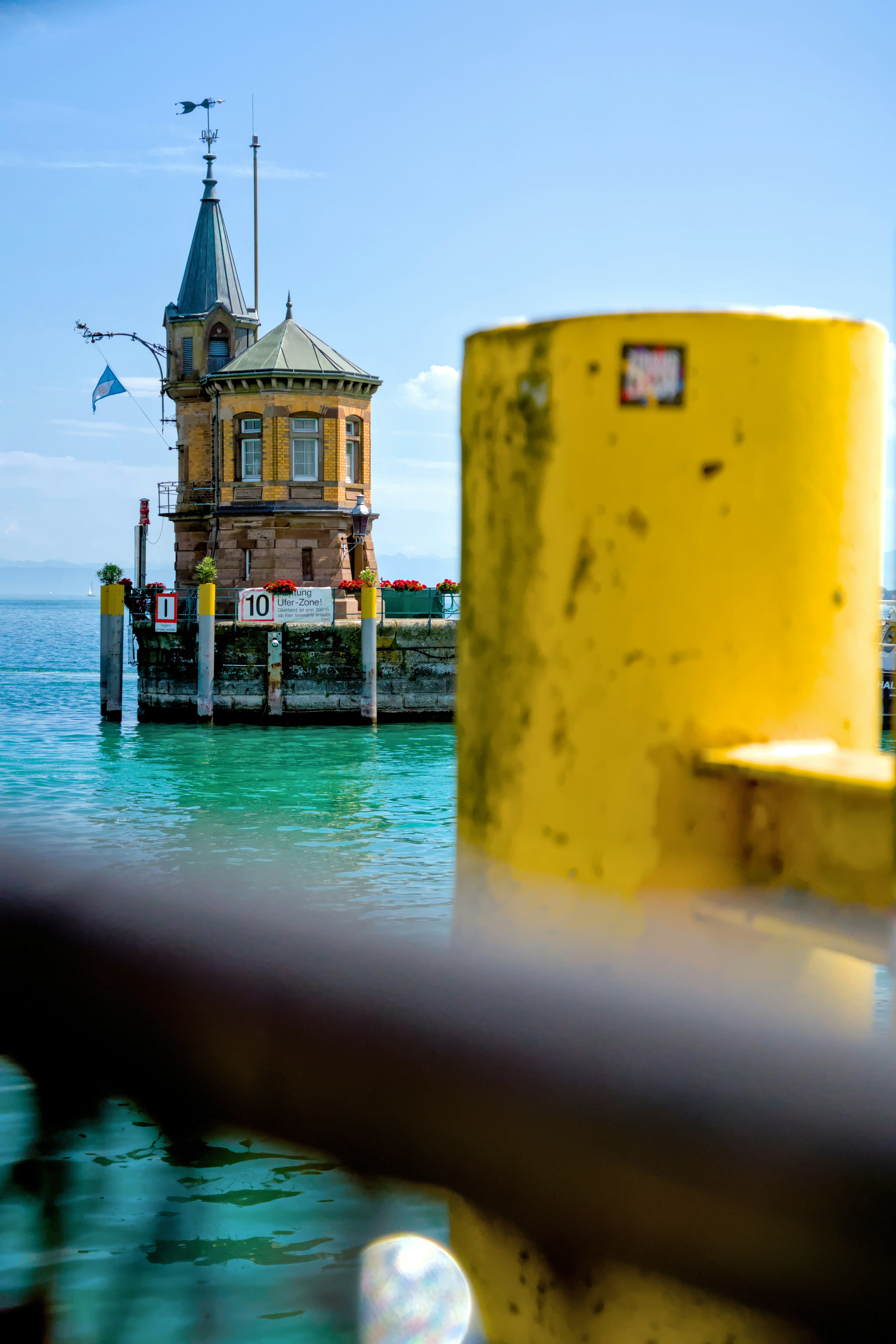 Un edificio sentado en la cima de un muelle junto al océano