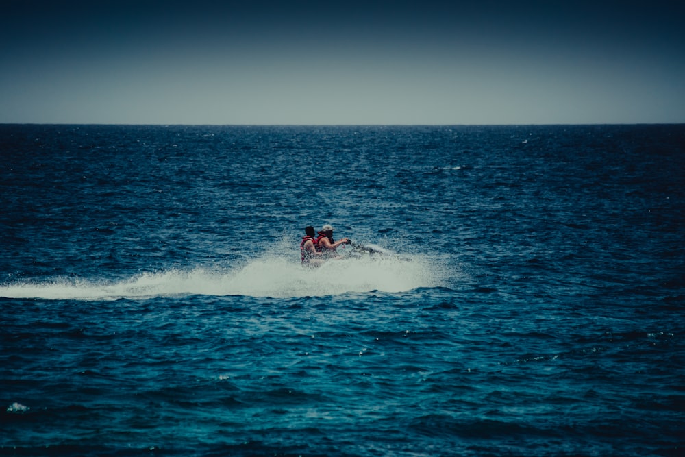 eine Person auf einem Jetski mitten im Ozean