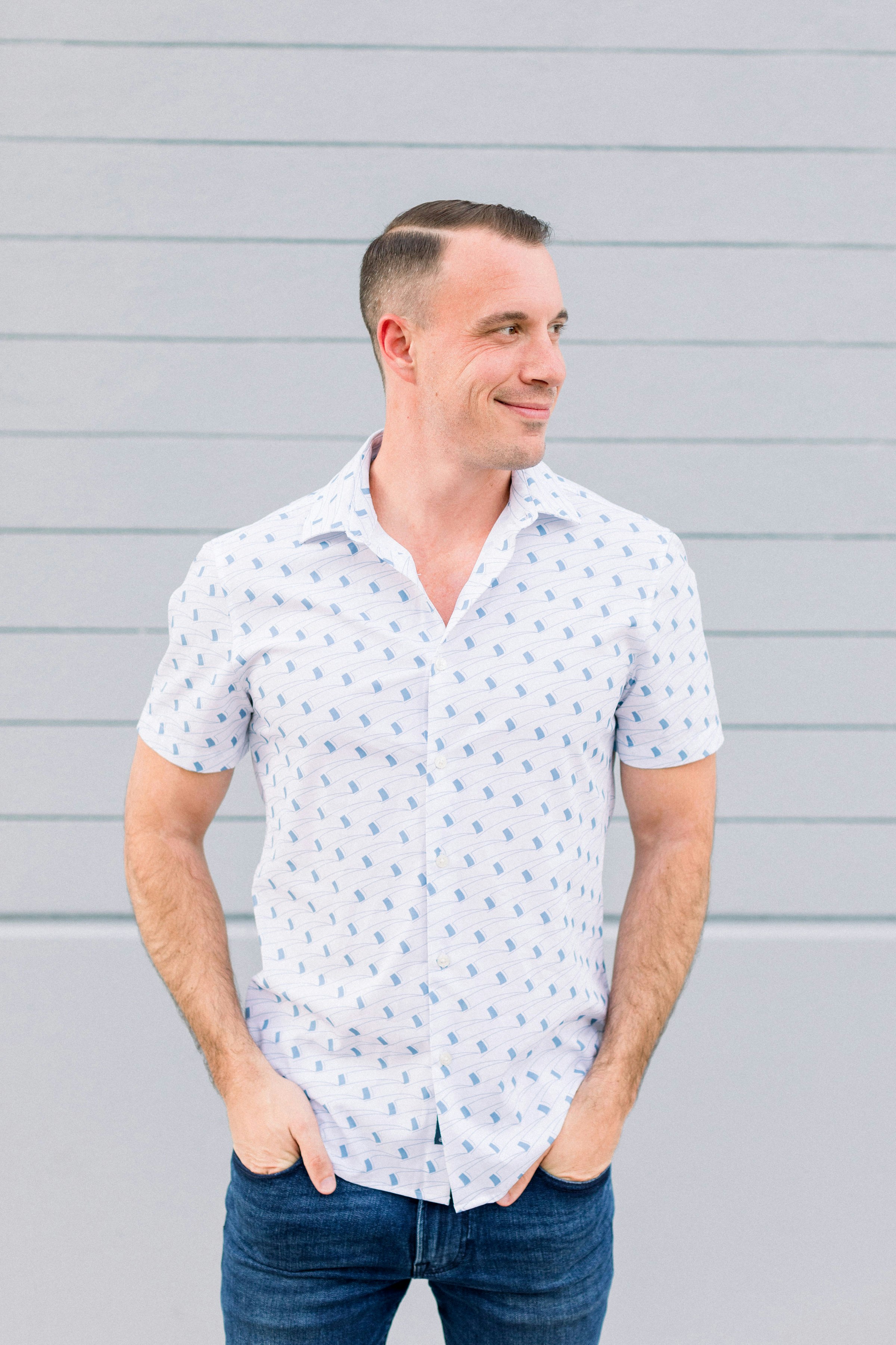 Un homme debout, les mains dans les poches