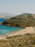 Que faire à Mykonos ? Agios Sostis Beach travel planner cinéma WorldbySol