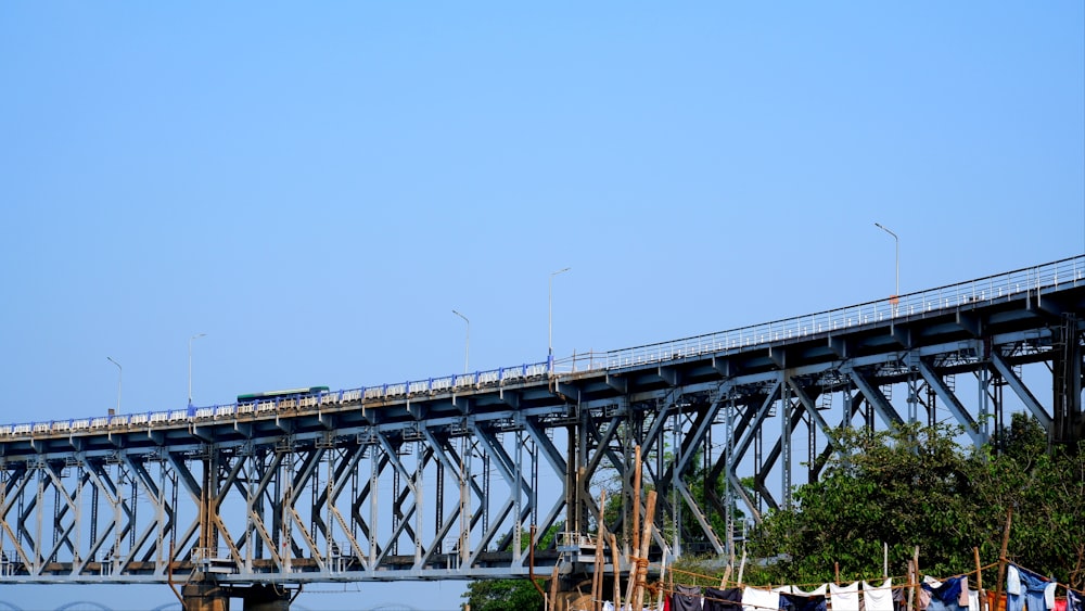 um trem está atravessando uma ponte sobre um corpo d'água