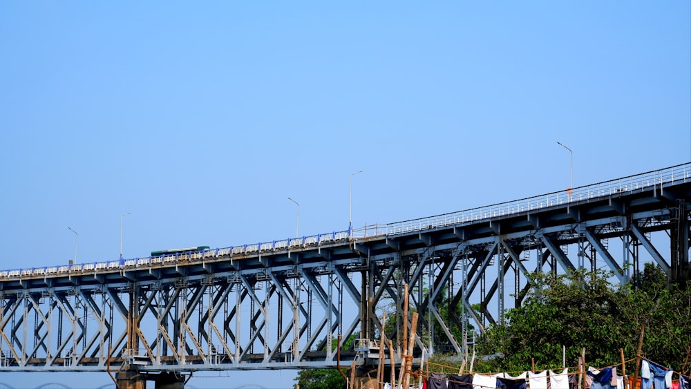 un train traverse un pont au-dessus d’un plan d’eau