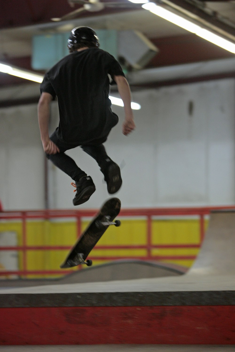 Ein Mann, der beim Skateboardfahren durch die Luft fliegt