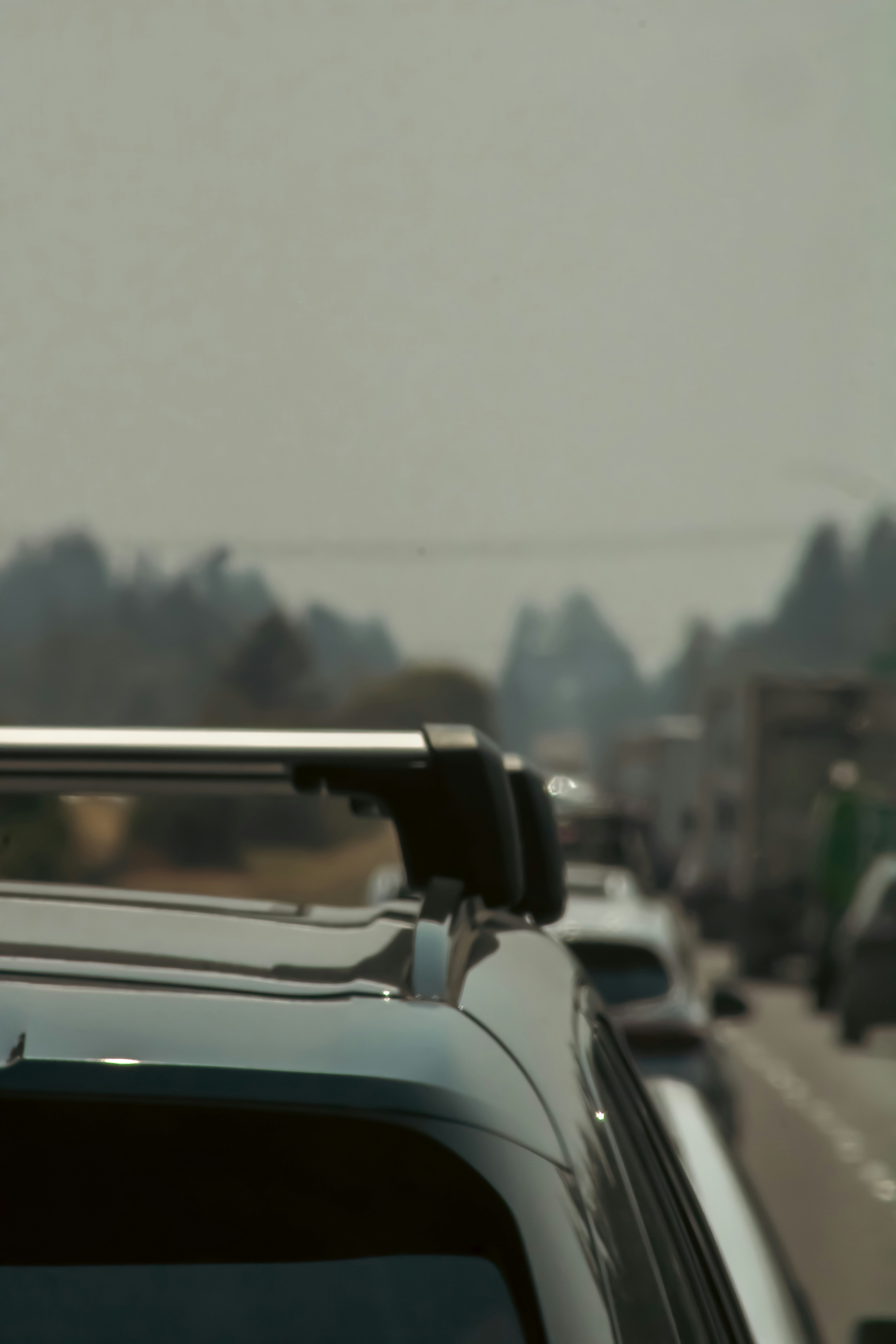 uma foto desfocada de carros em uma rodovia