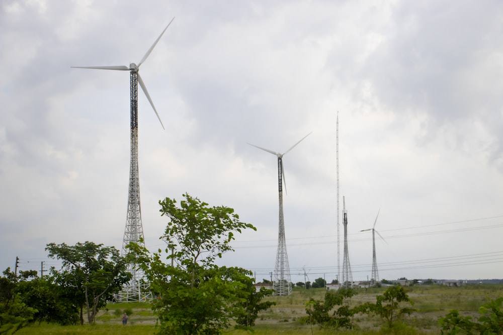 Eine Gruppe von Windkraftanlagen an einem bewölkten Tag