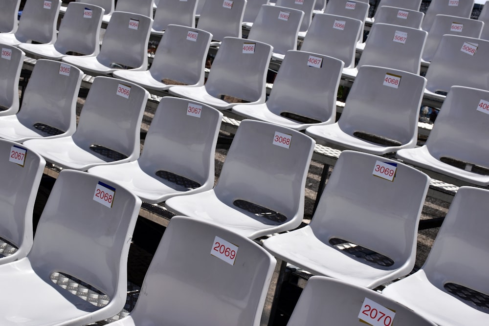 una fila de sillas blancas con una etiqueta de precio en ellas