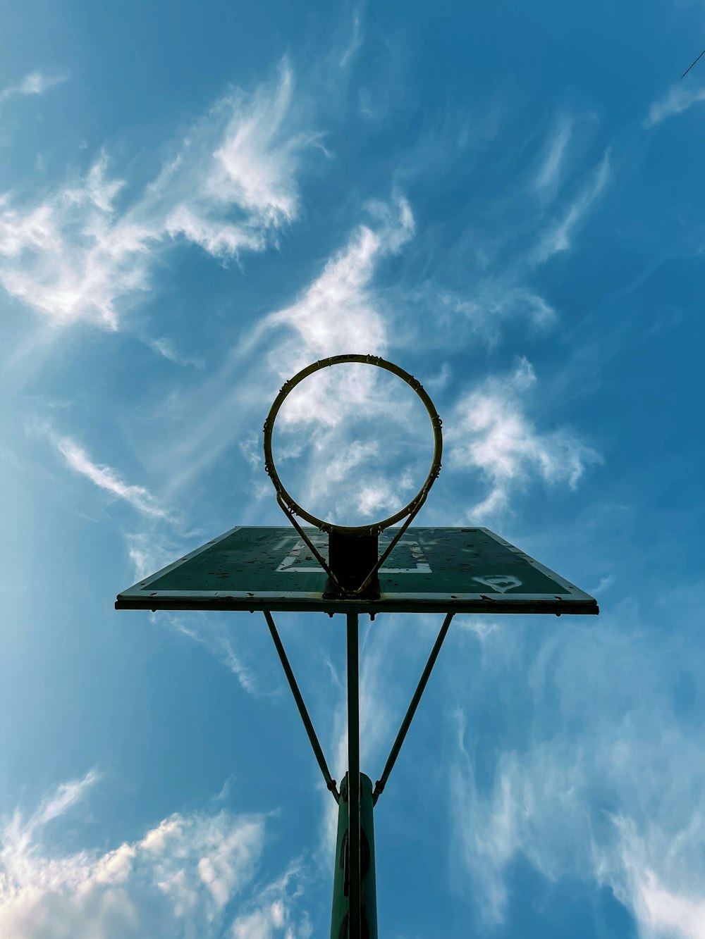 Un canestro da basket con uno sfondo del cielo