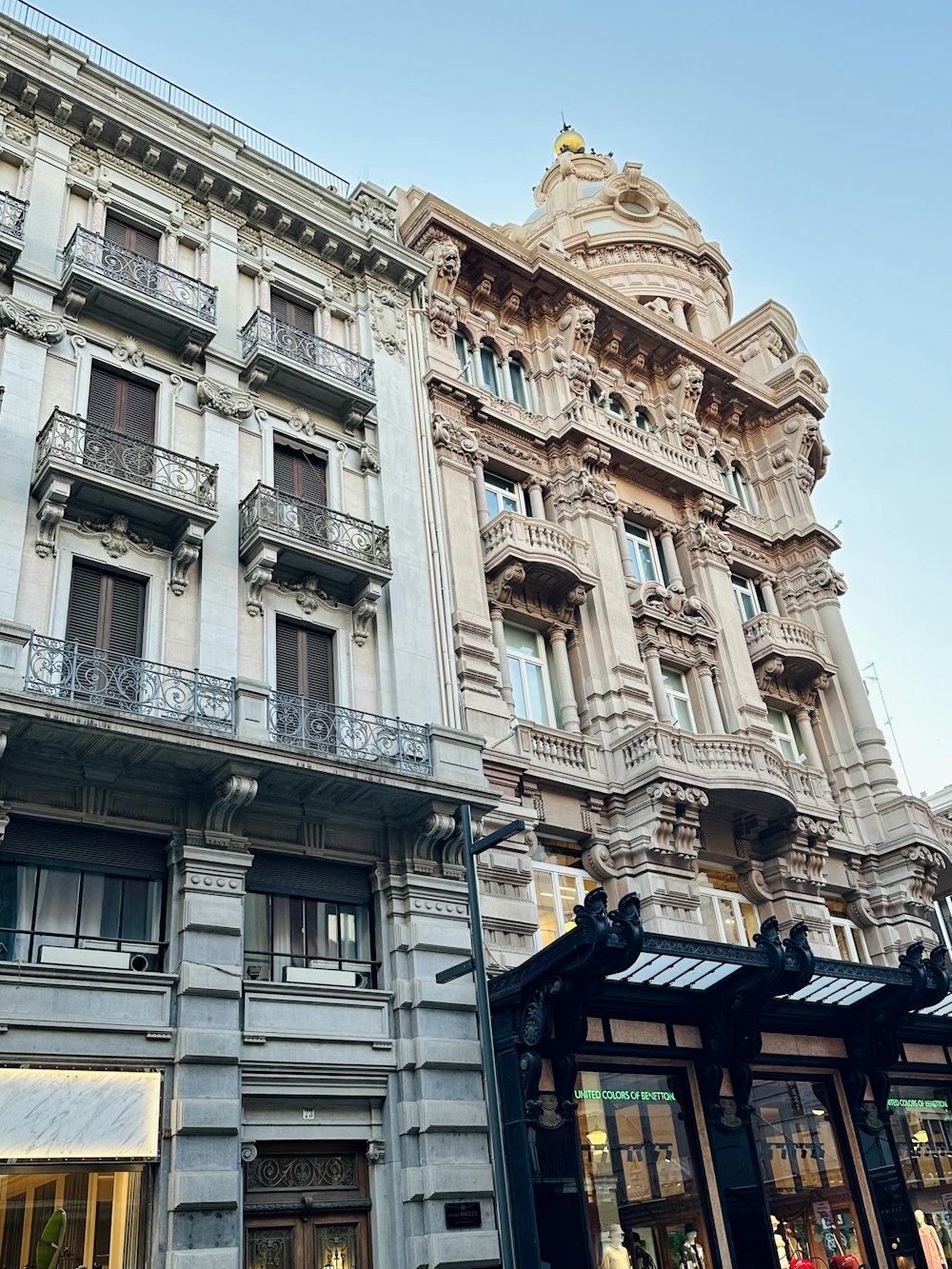 Un edificio alto con un orologio in cima