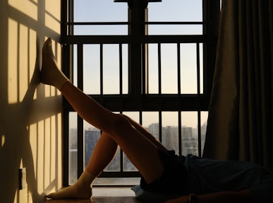 Personne allongée effectuant un exercice doux de mobilisation du genou après une opération du LCA