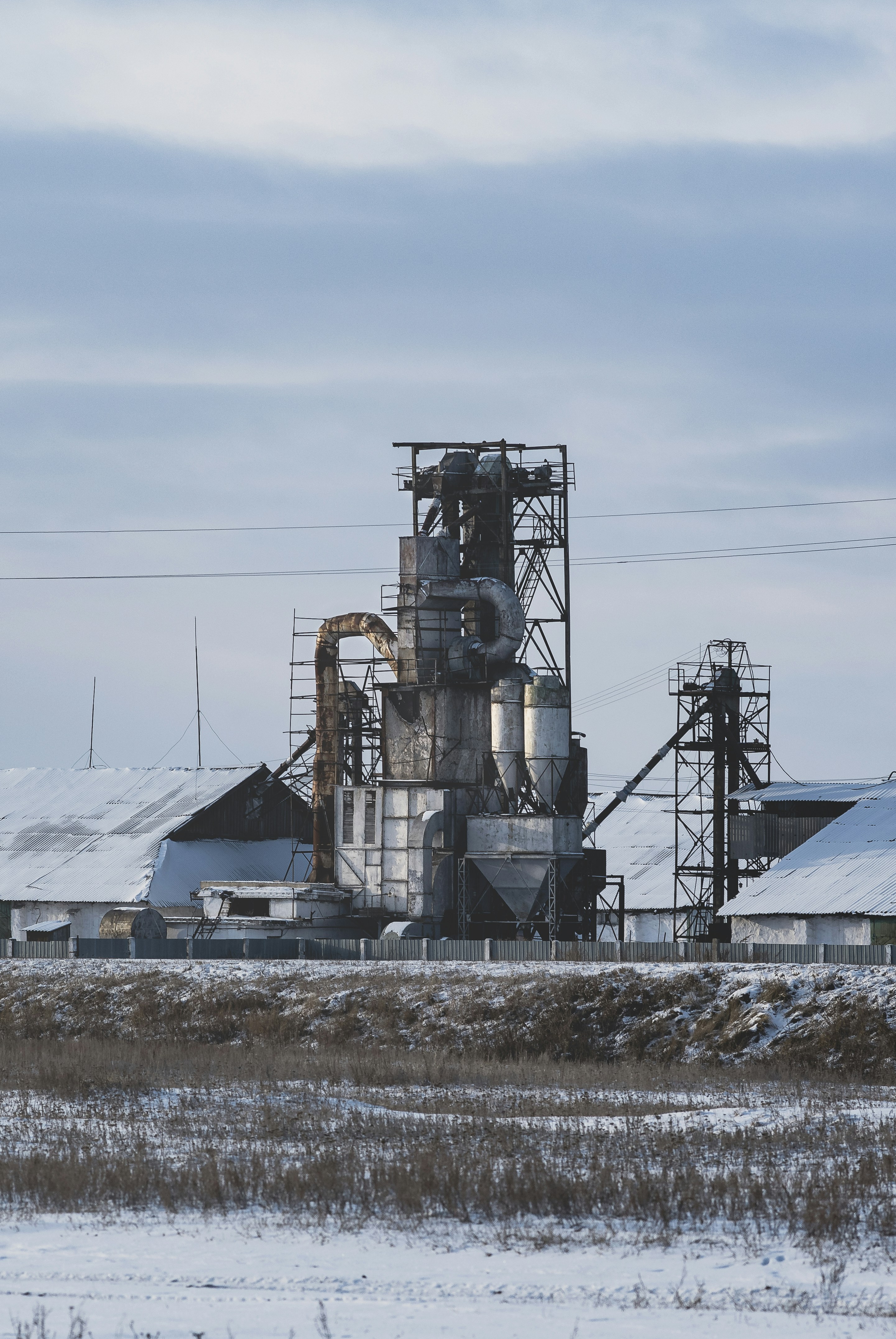 eine Fabrik, aus der eine große Menge Rauch austritt
