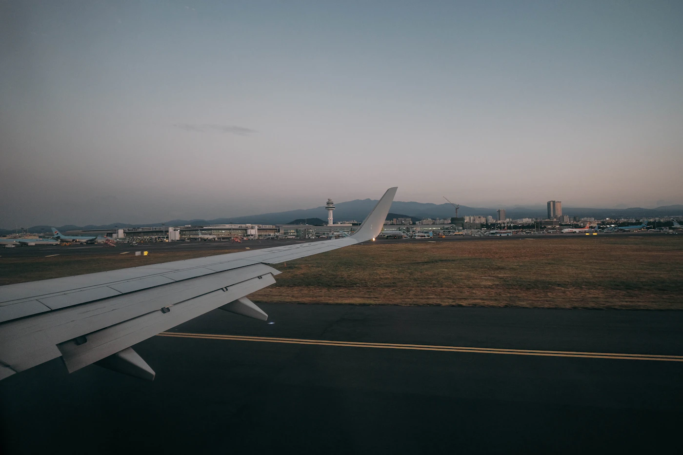 Ala de un avión con los flaps extendidos, vista desde la ventanilla en la pista