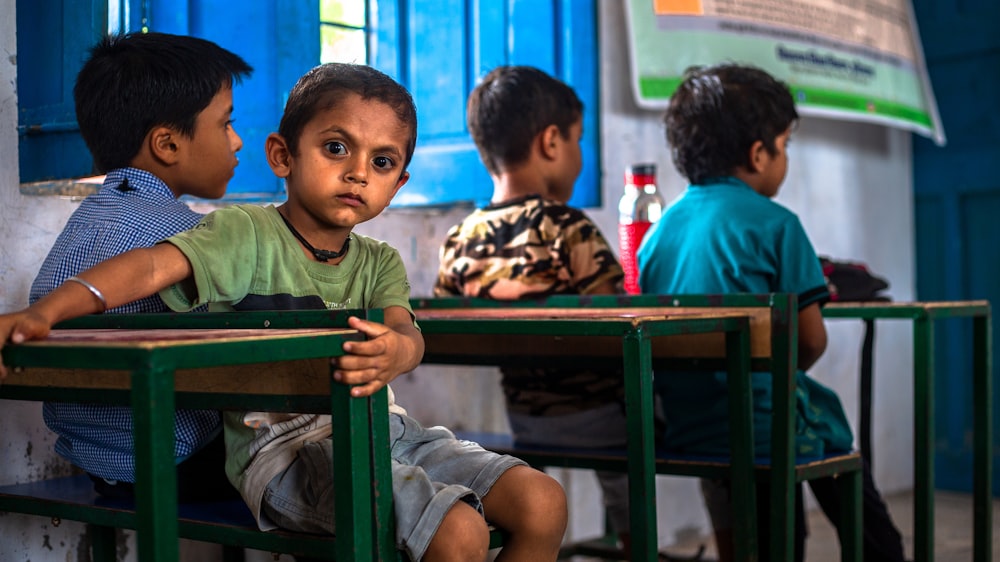 Un grupo de niños pequeños sentados en una mesa