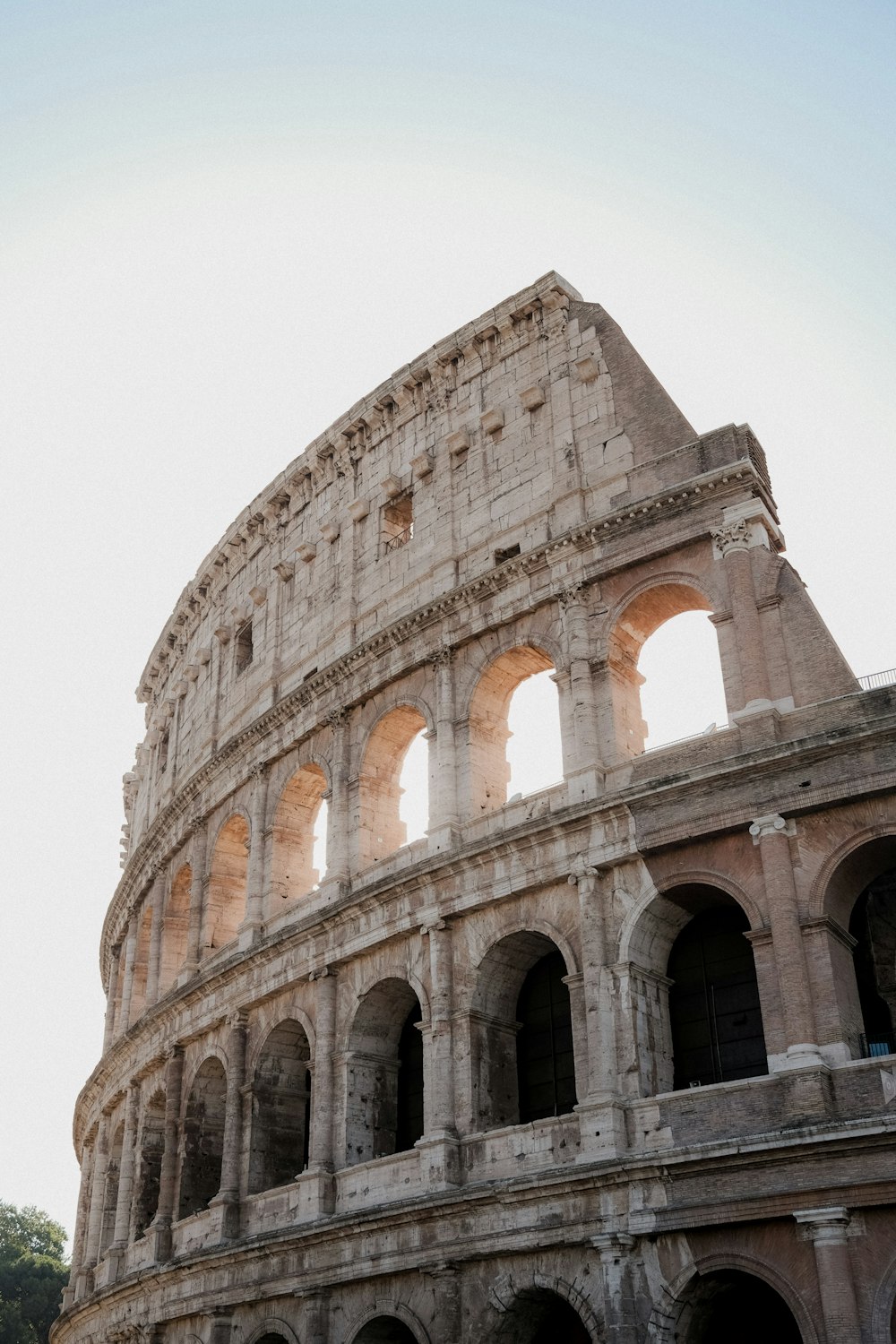 un grande edificio in pietra con archi e archi