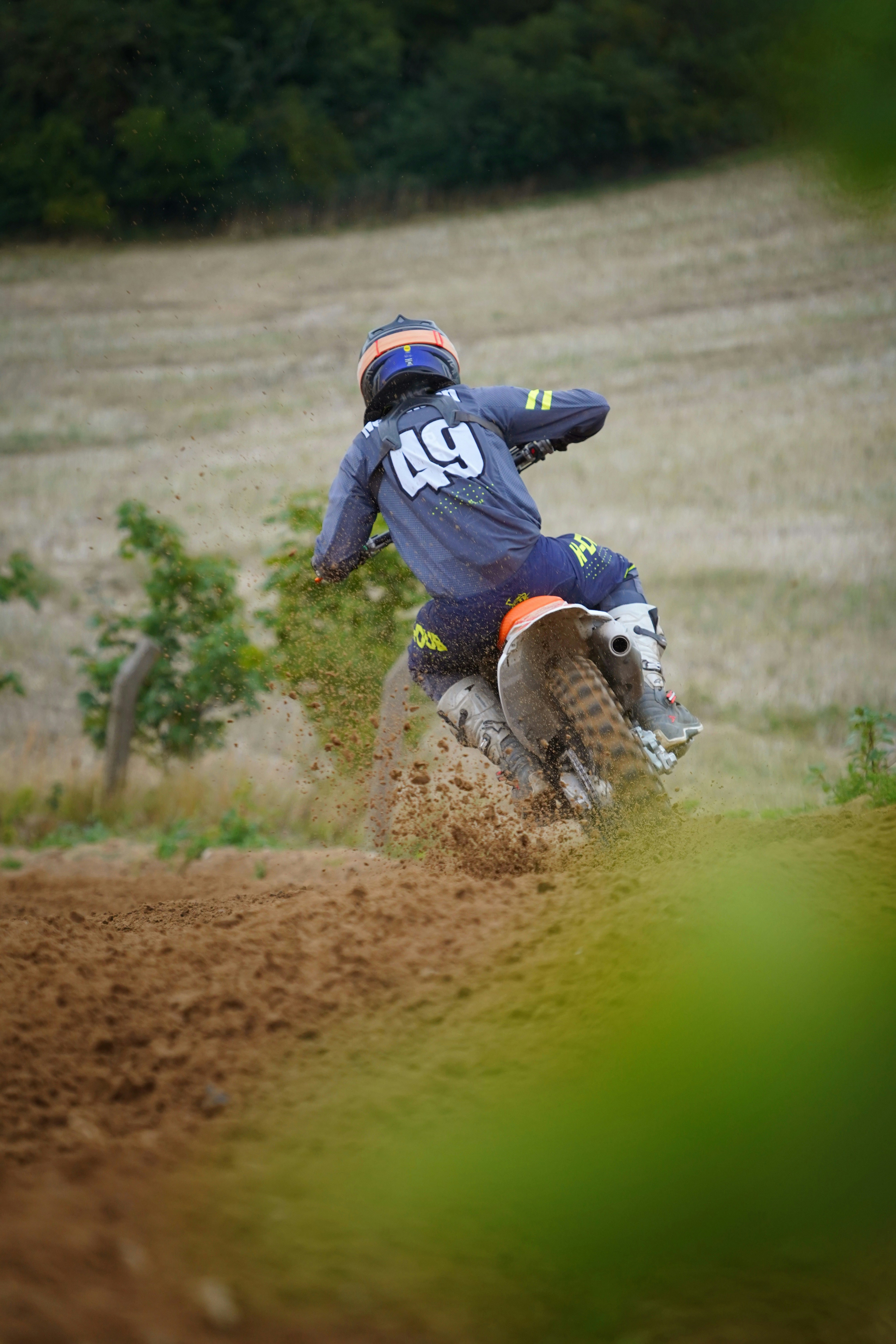 Ein Mann, der ein Dirtbike auf einem unbefestigten Feld fährt