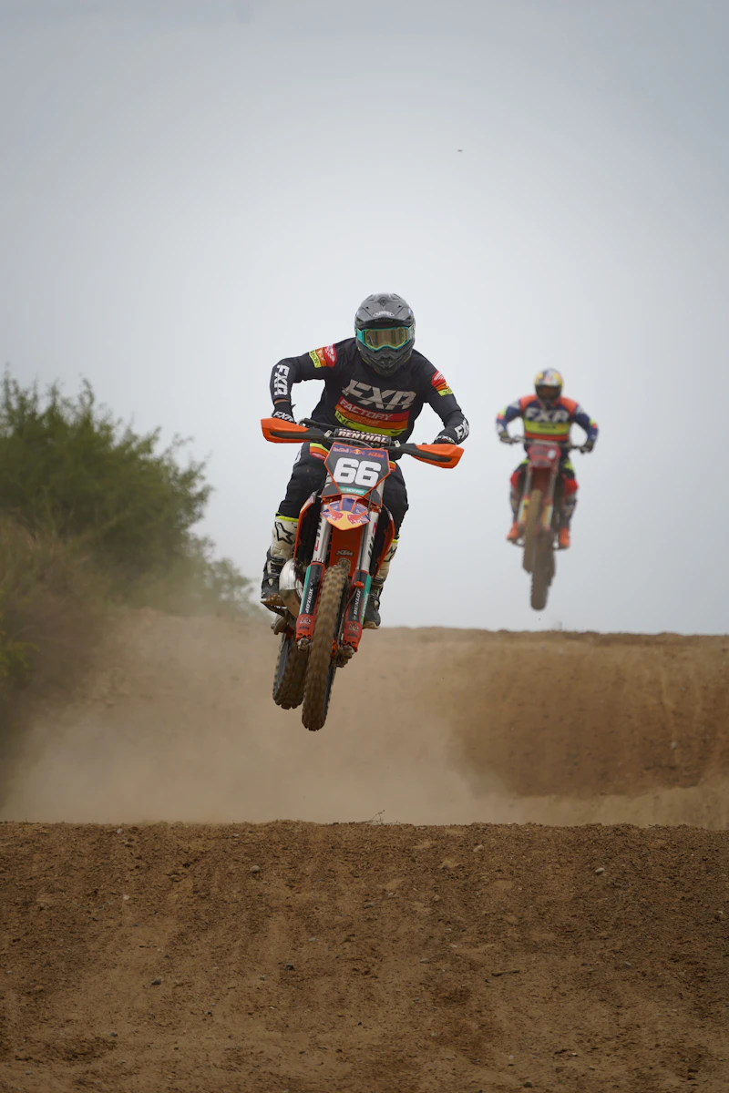Pilotos compitiendo en pista de motocross