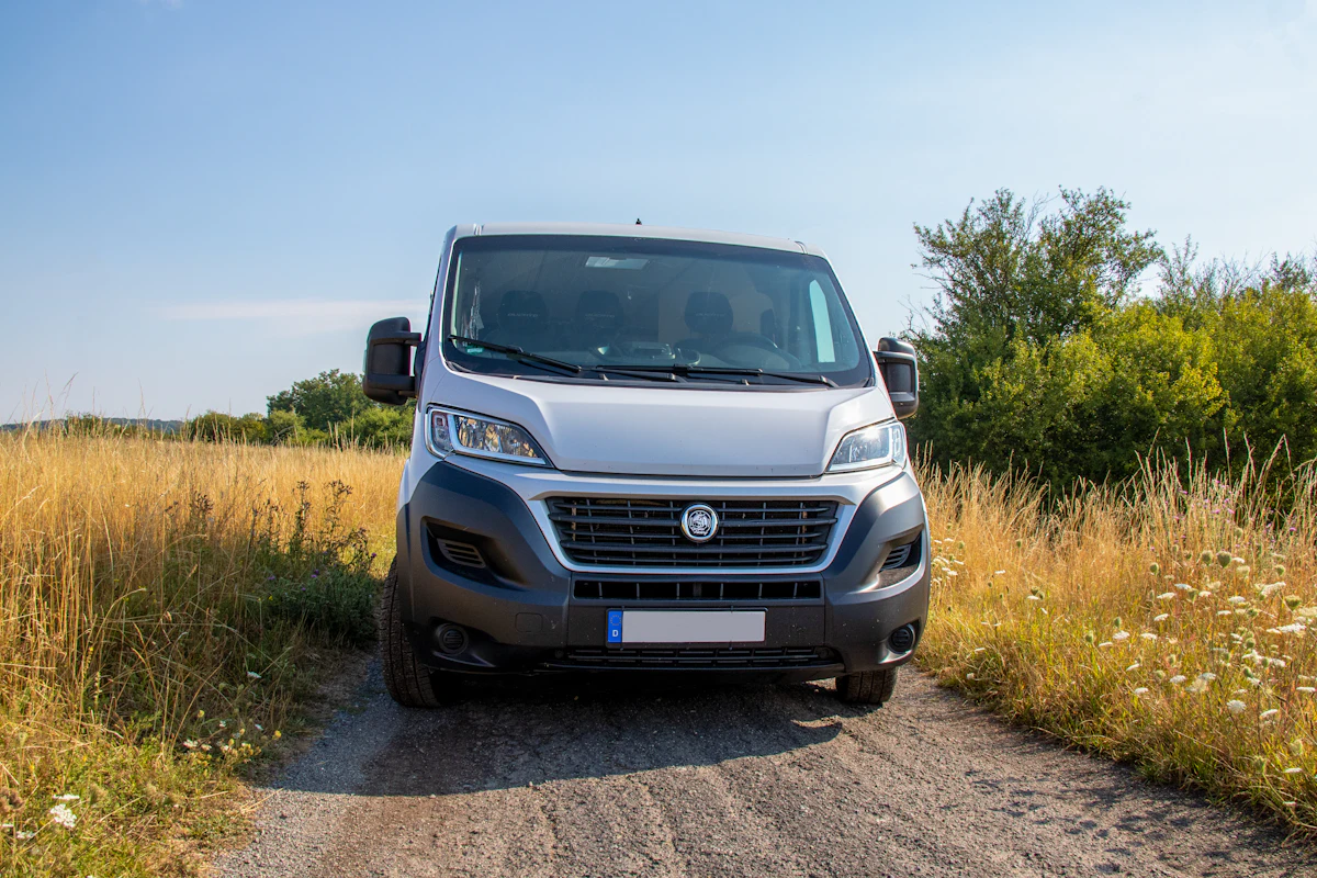 Furgone bianco Fiat Ducato su una strada di campagna