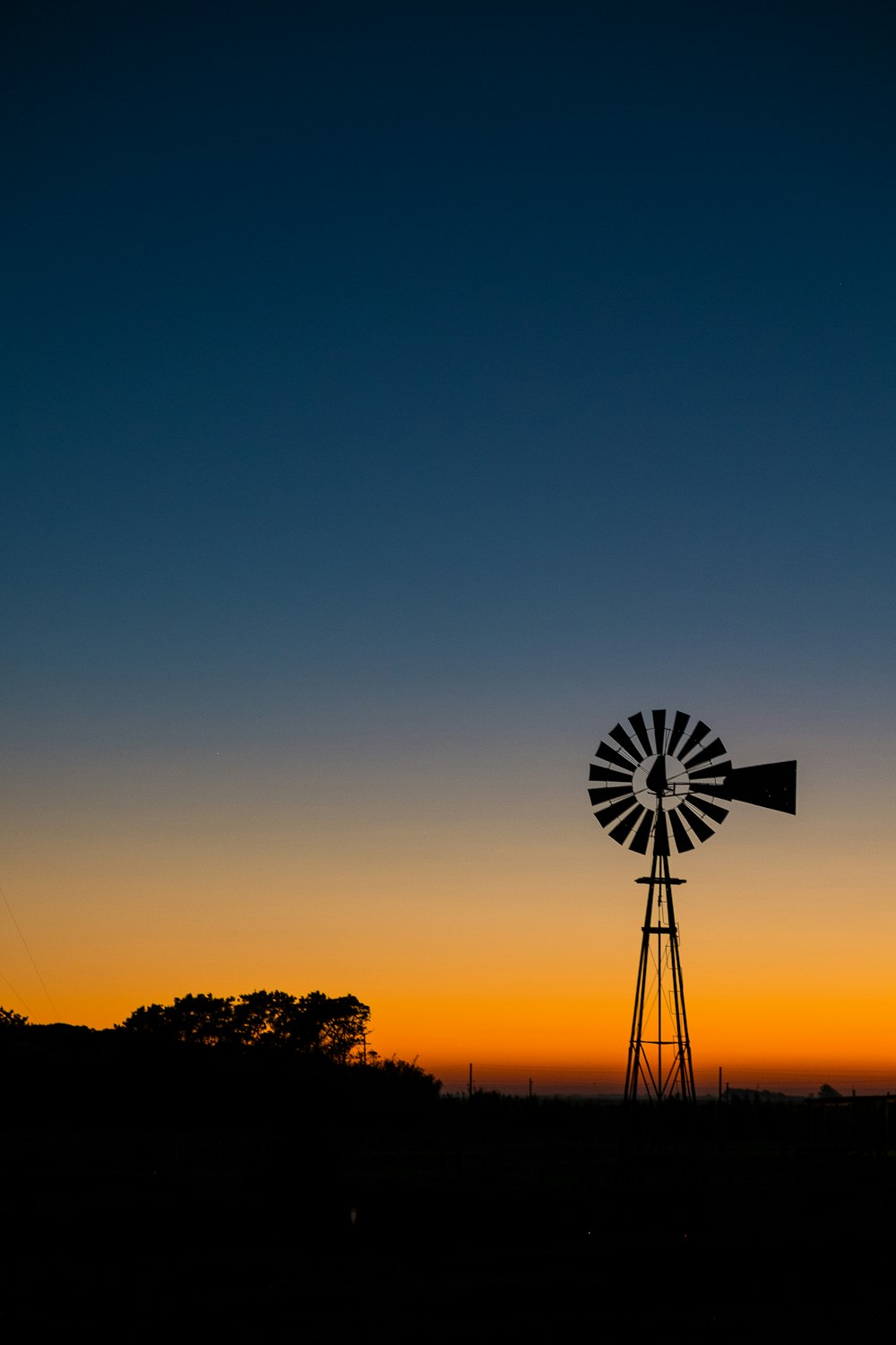 Eine Windmühle in der Mitte eines Feldes bei Sonnenuntergang