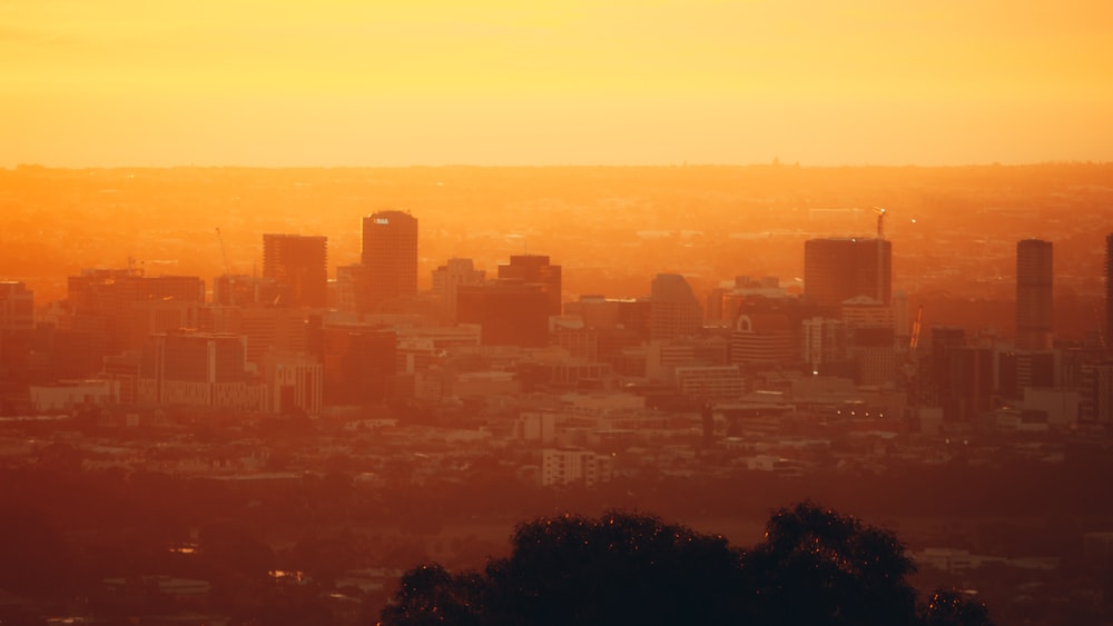 Blick auf eine Stadt bei Sonnenuntergang von einem Hügel aus