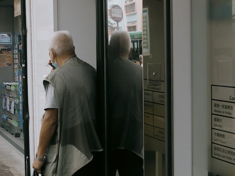 Hombre en conversación en la ciudad