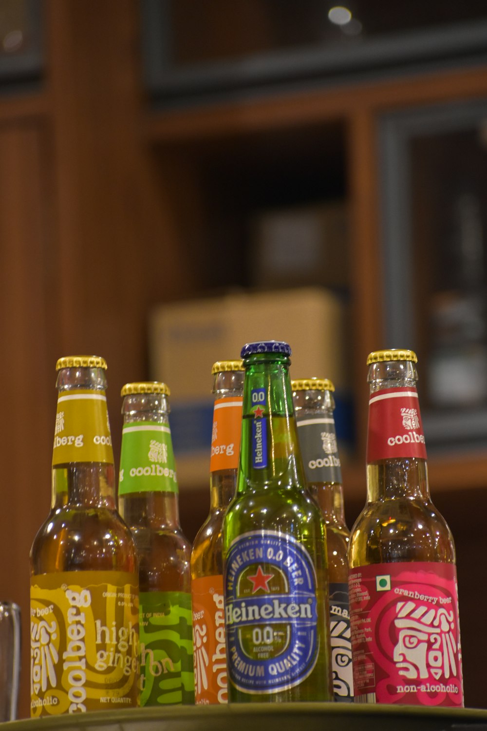 Un grupo de botellas de cerveza sentadas encima de una mesa