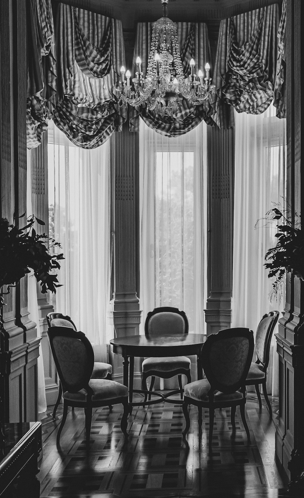 a black and white photo of a dining room