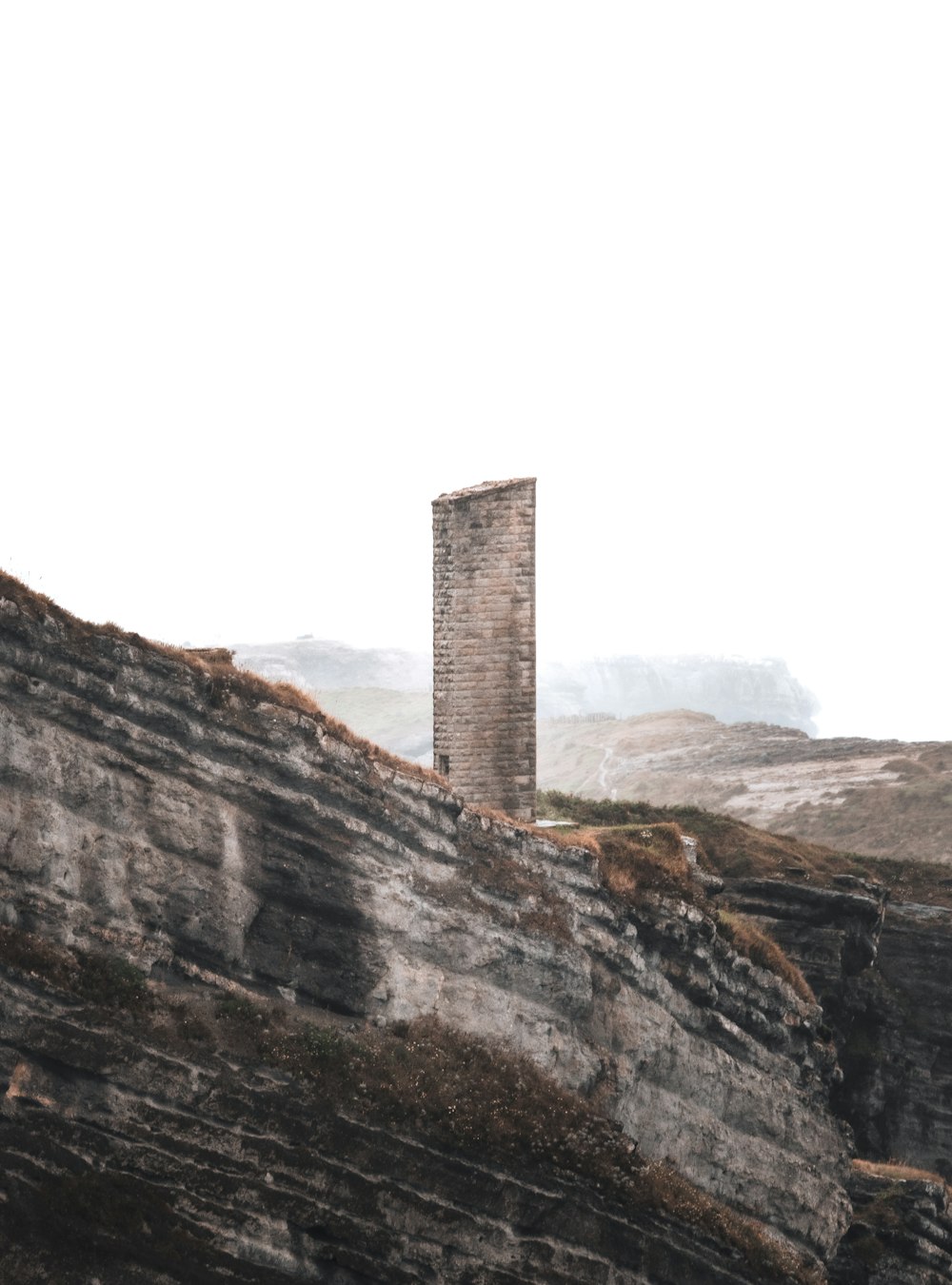 Una torre alta sentada en la ladera de un acantilado