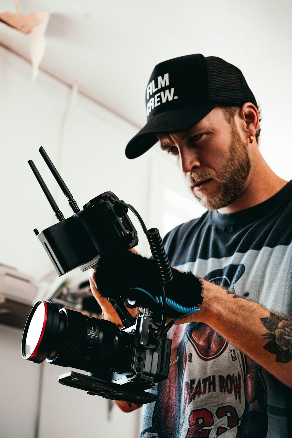 um homem segurando uma câmera e gravando um vídeo