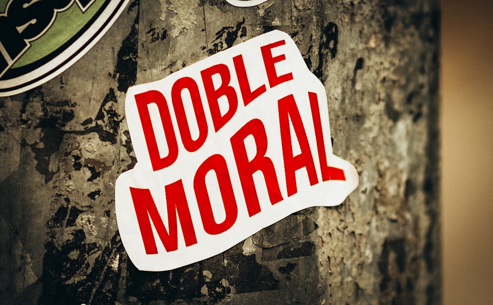 a sticker that says doble morral on a tree
