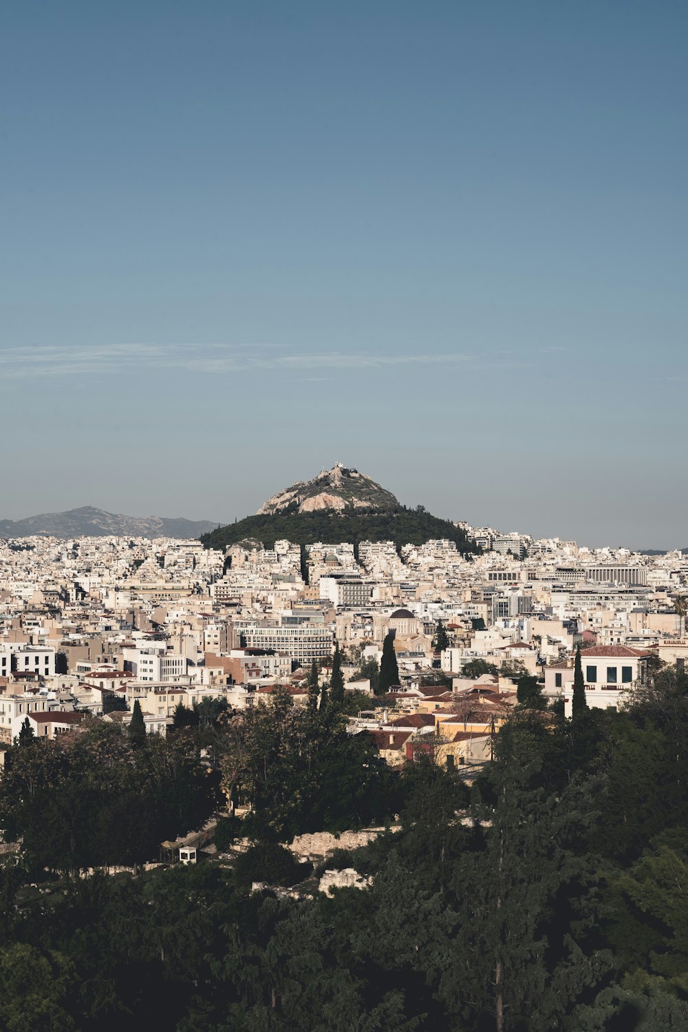 une vue d’une ville avec une colline en arrière-plan