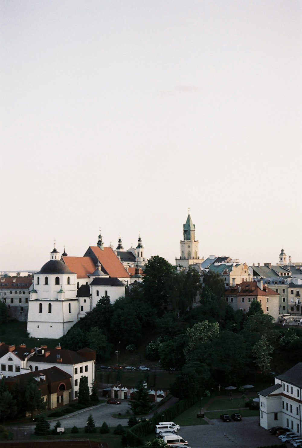 Una vista di una città con una torre dell'orologio