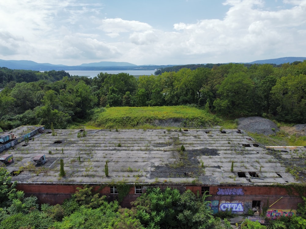 an abandoned building with graffiti on the roof