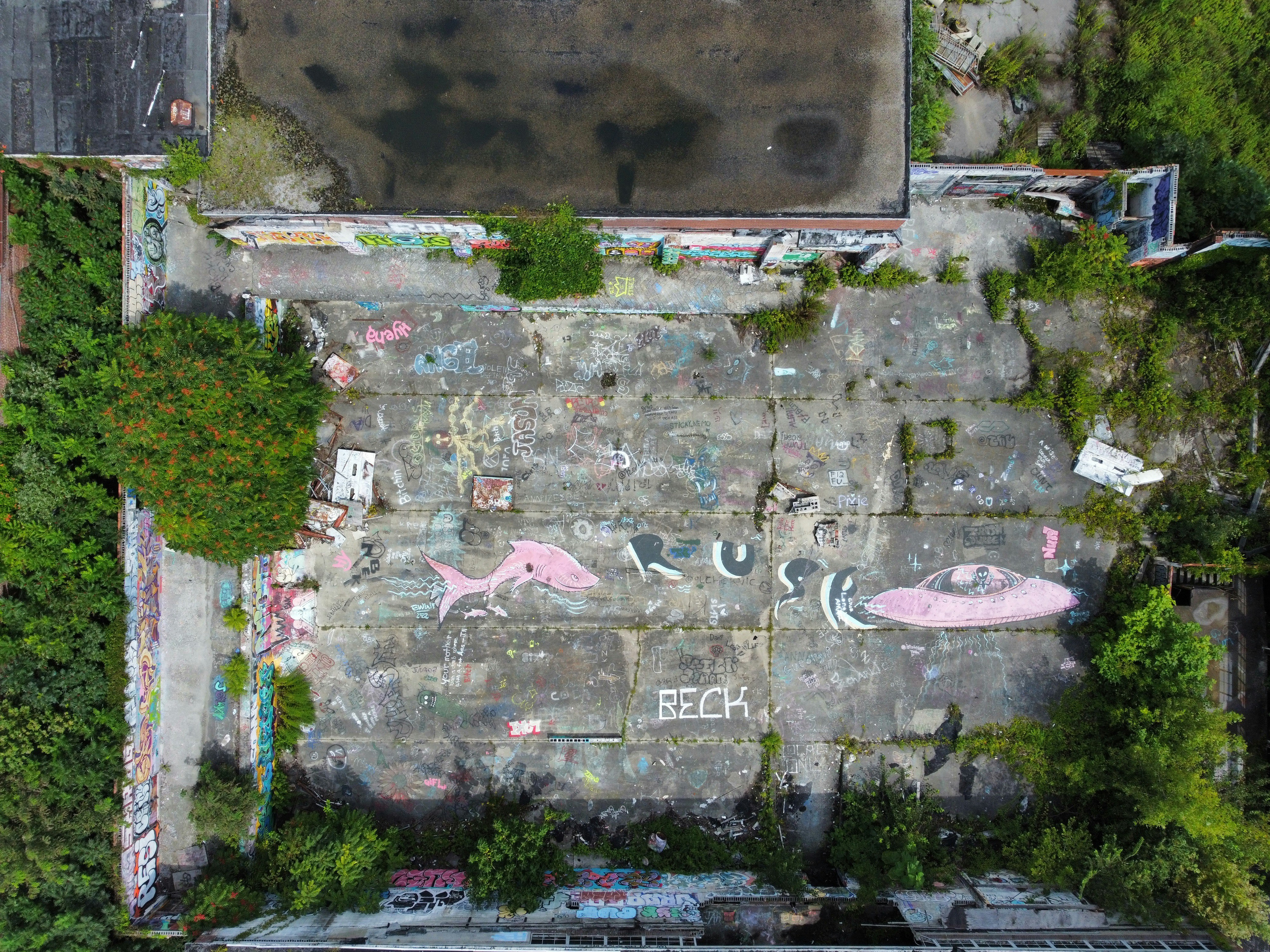 una veduta aerea di un parcheggio coperto di graffiti