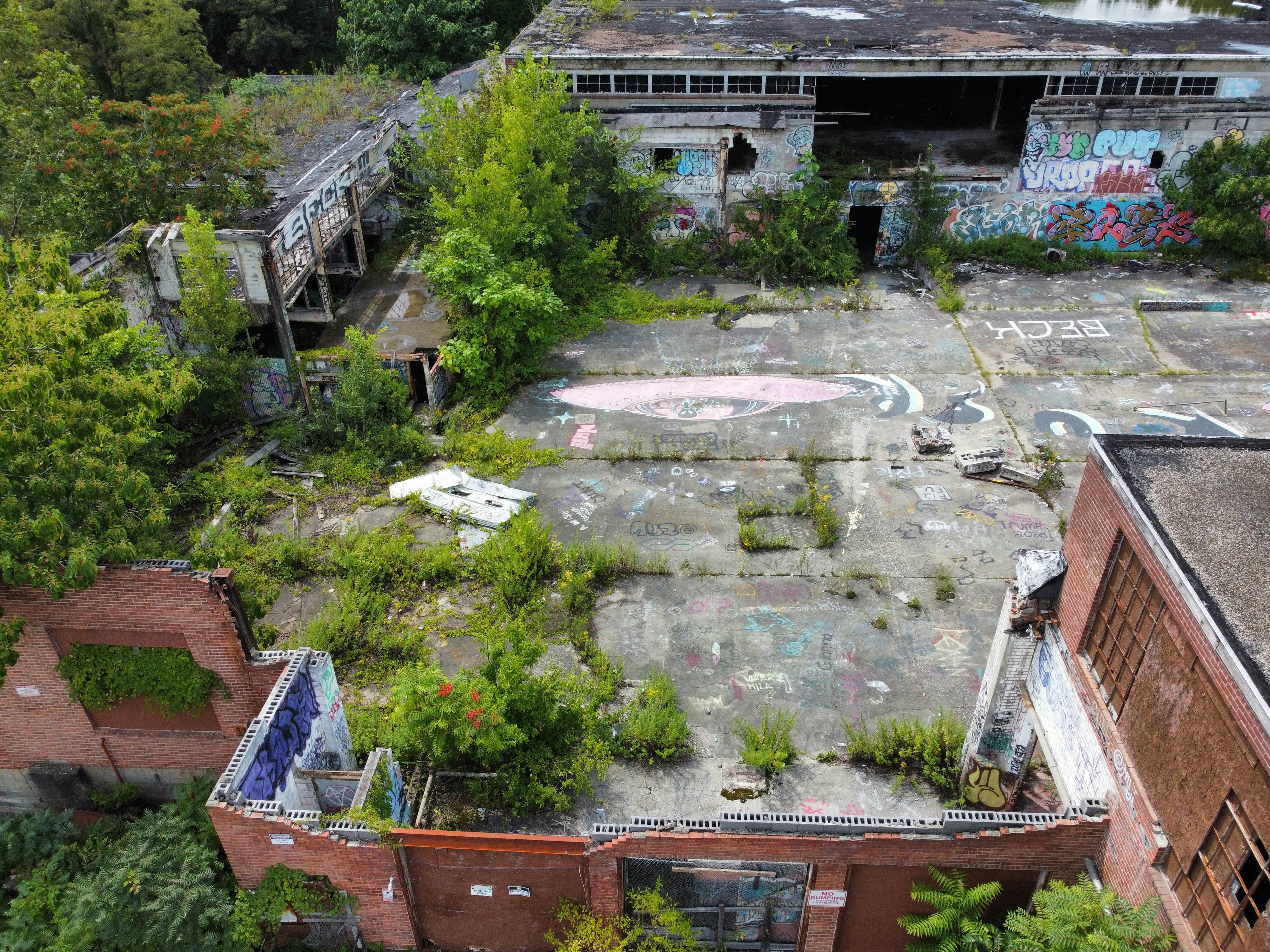 an abandoned building with graffiti on the roof, 