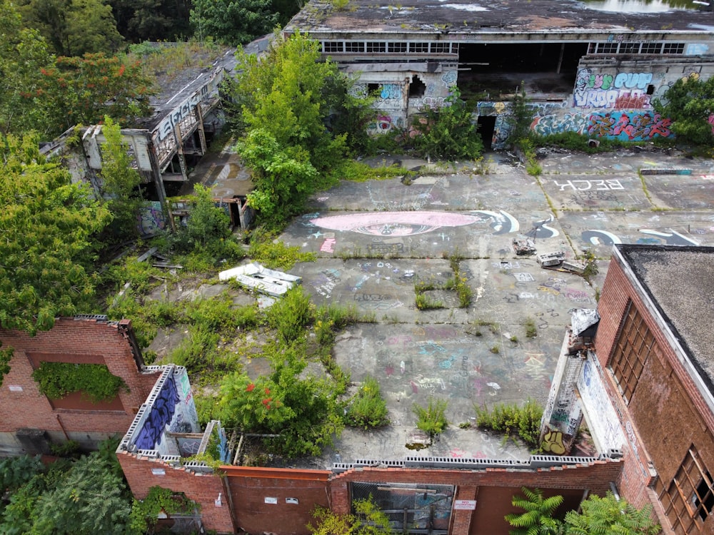 an abandoned building with graffiti on the roof