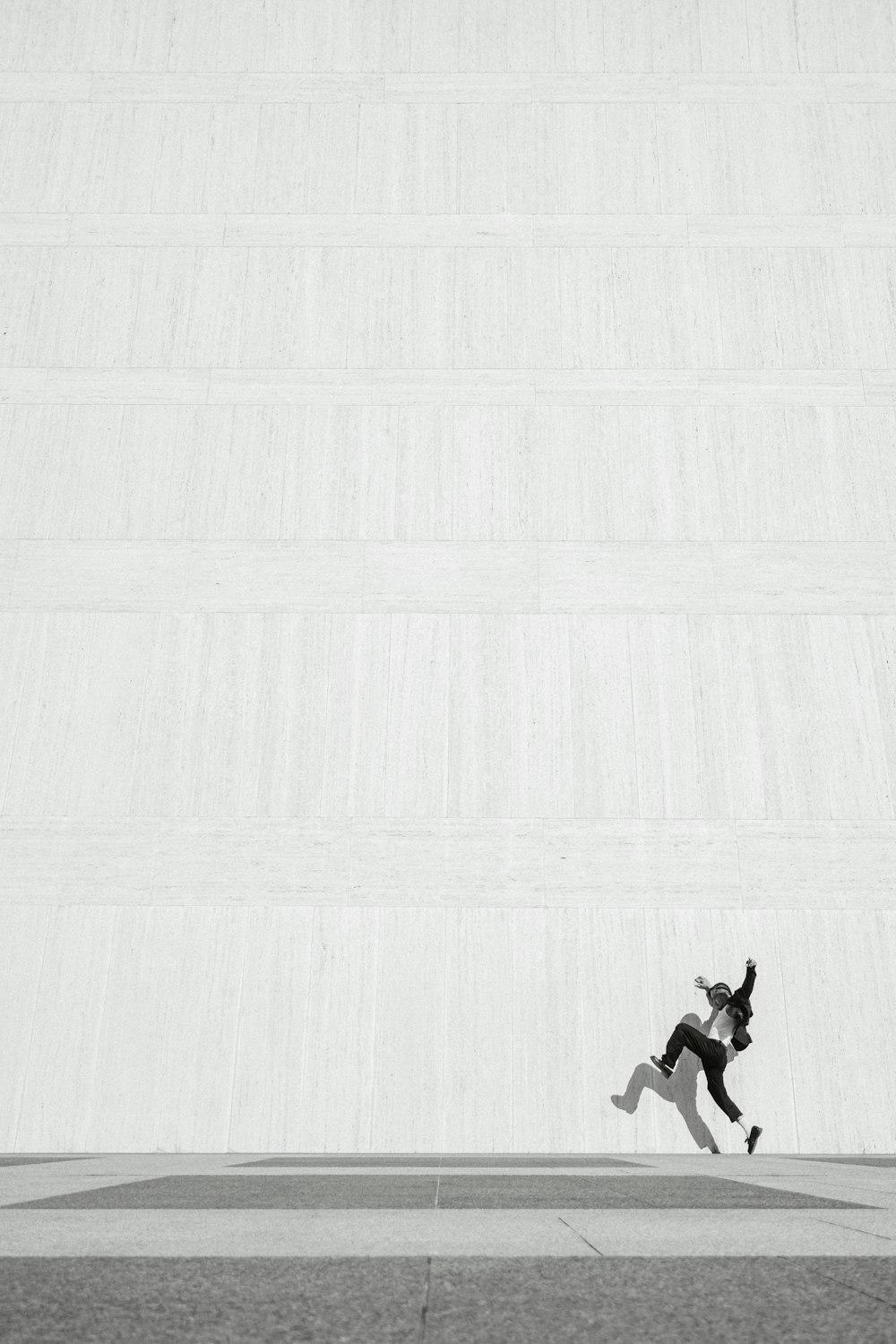 Una persona che salta in aria su uno skateboard