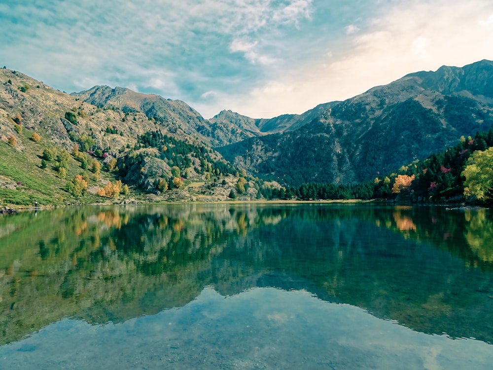 un cuerpo de agua rodeado de montañas y árboles