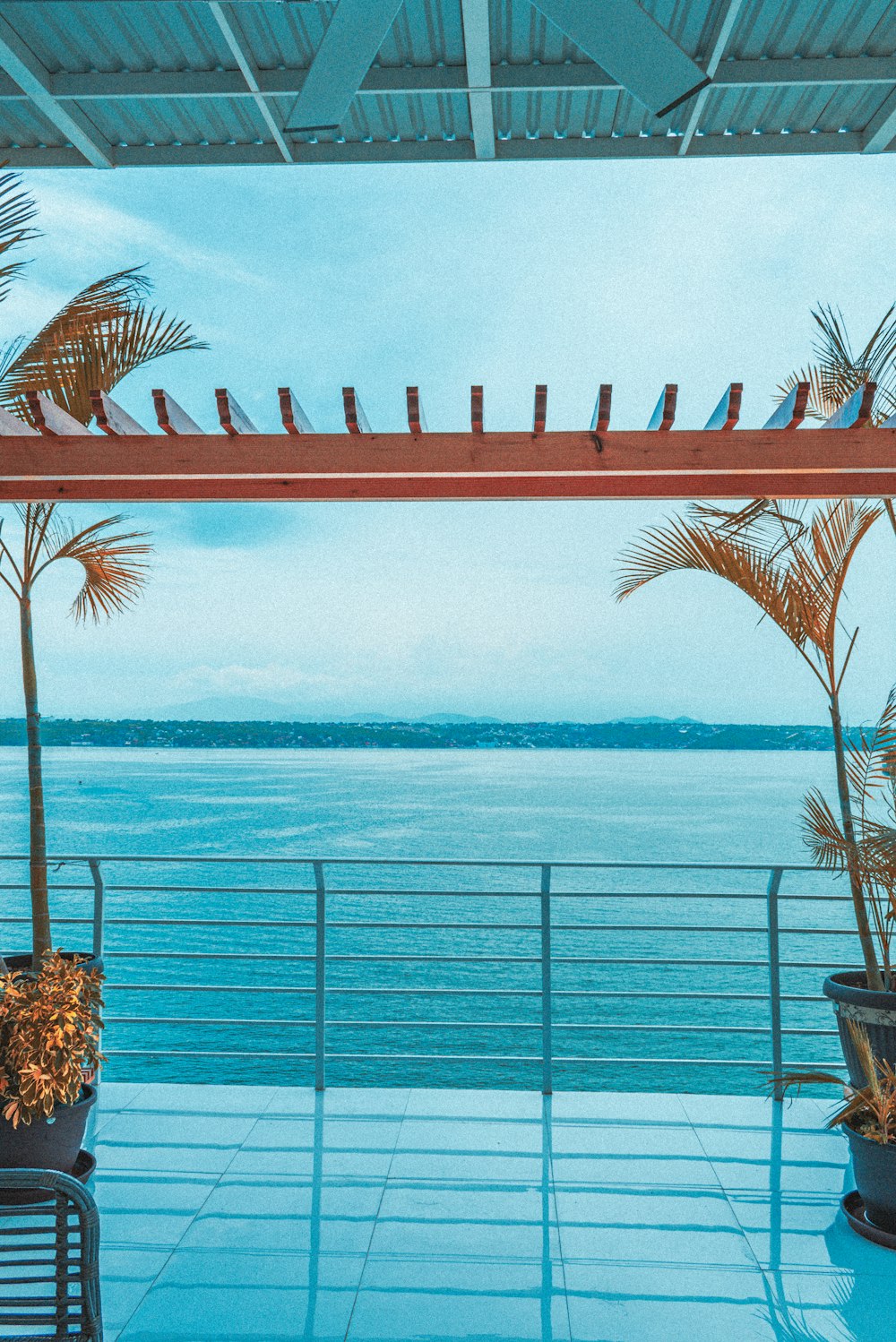 una vista di uno specchio d'acqua da un balcone