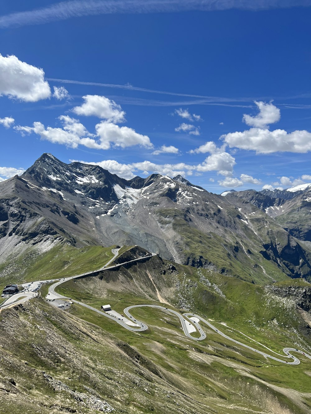 Ein malerischer Blick auf eine kurvenreiche Straße in den Bergen