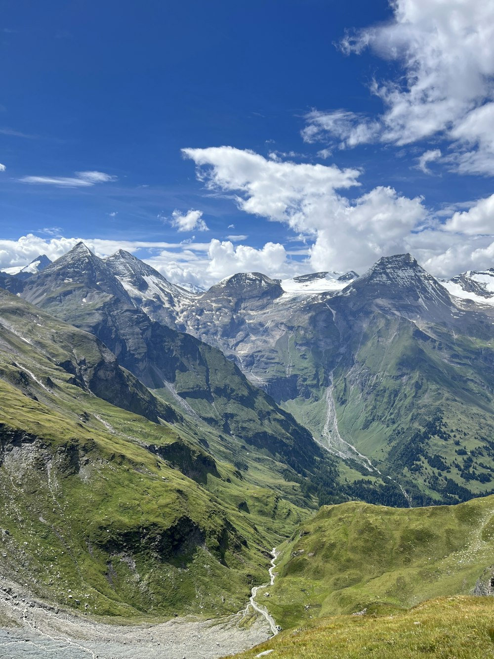 una vista di una catena montuosa attraversata da un fiume