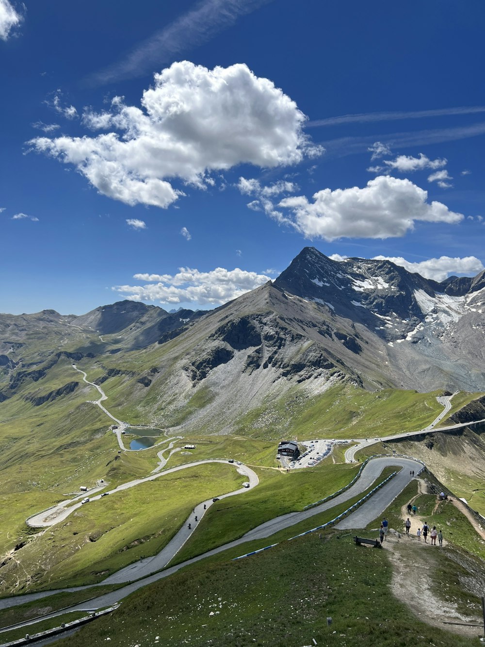 Un gruppo di persone in piedi sulla cima di una collina verde lussureggiante