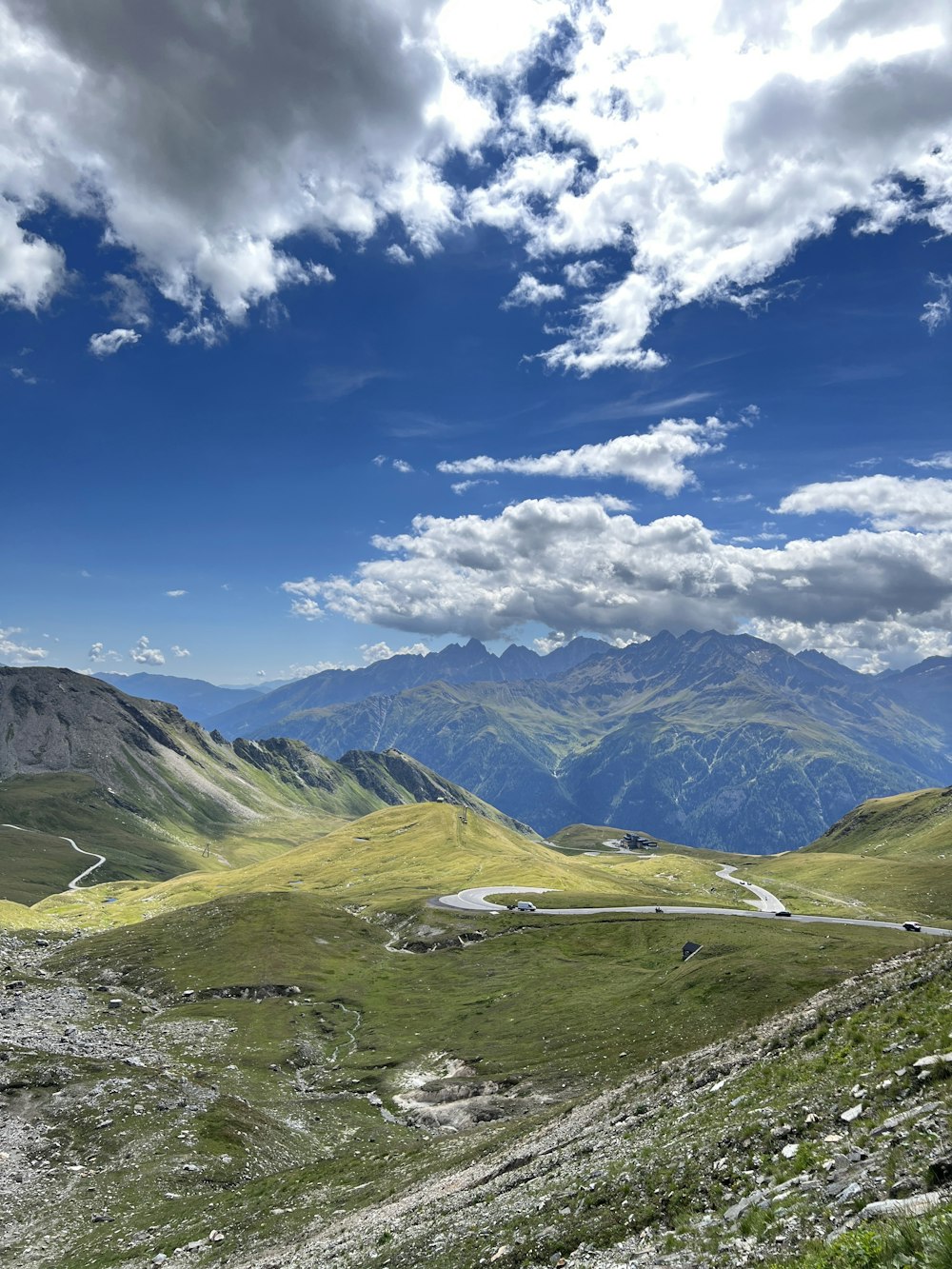 uma vista panorâmica das montanhas e uma estrada sinuosa