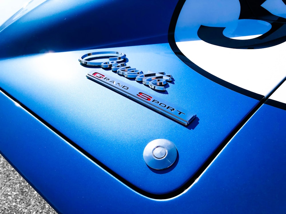 Nahaufnahme des Emblems auf einem blauen Sportwagen