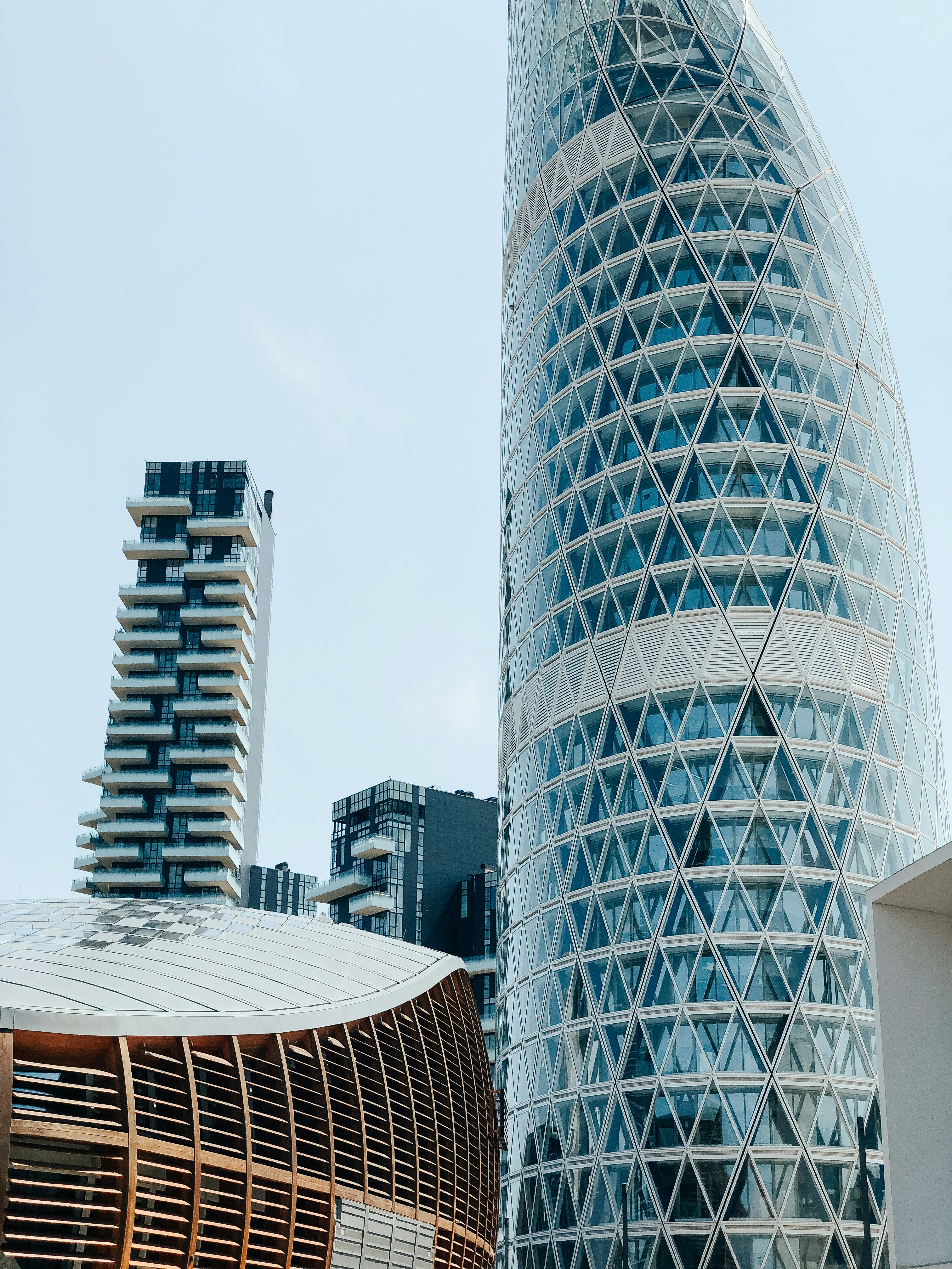 un edificio molto alto accanto a un edificio molto alto