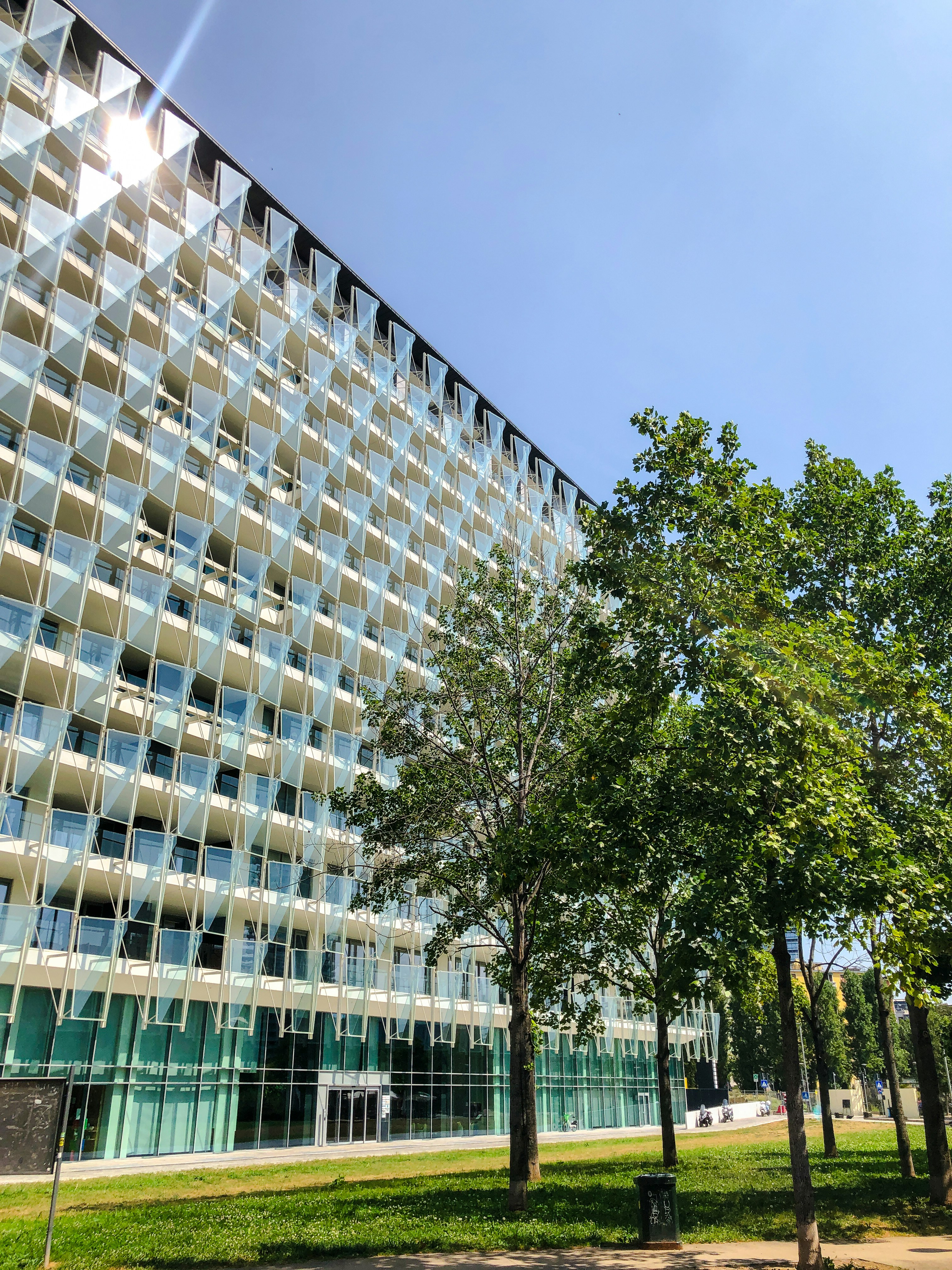 un grande edificio con molti balconi sul lato di esso