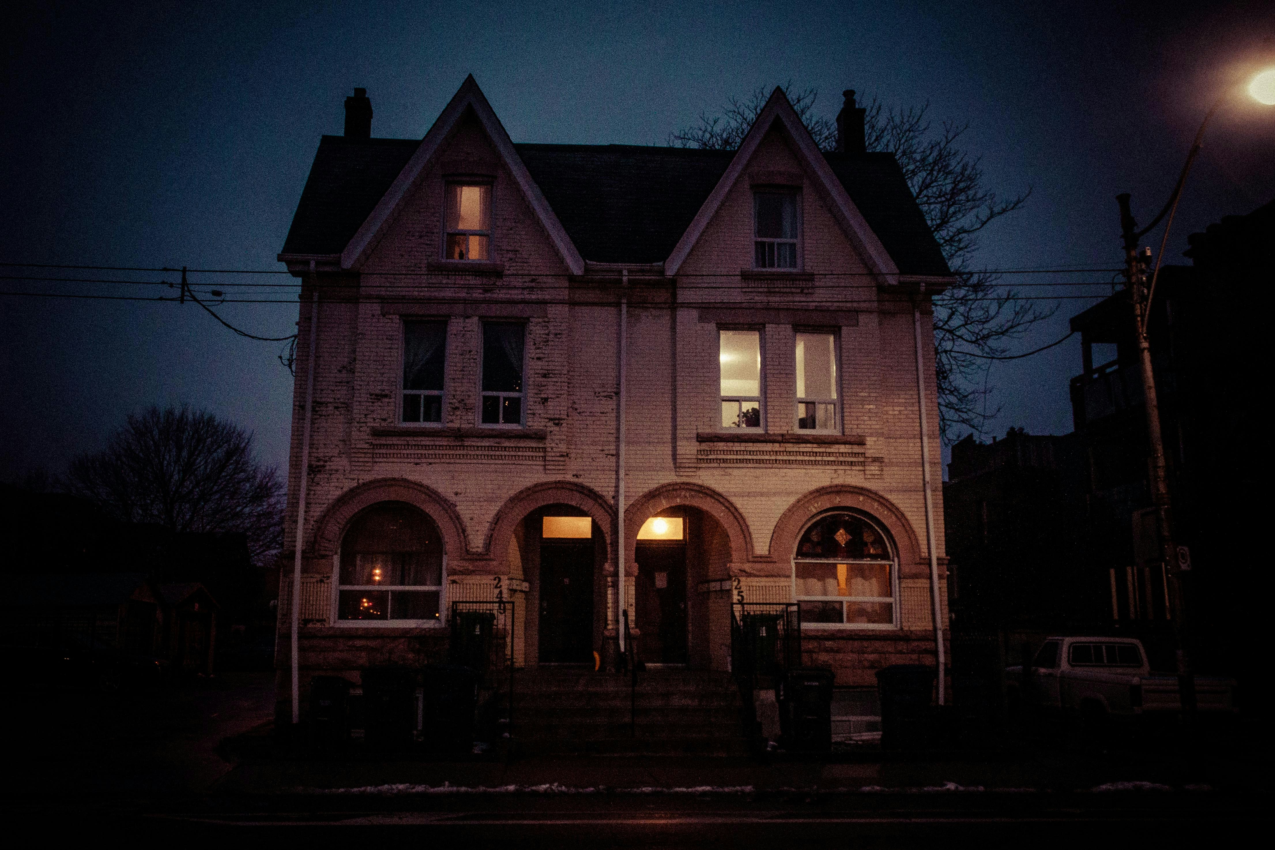 Una gran Casa Blanca sentada al costado de una calle